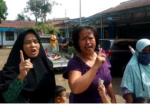 Ibu Ibu Protes Air PDAM Tidak Mengalir selama satu bulan