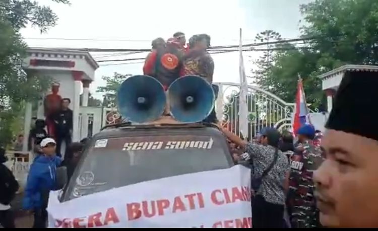 Ribuan warga korban gempa Cianjur geruduk pendopo Bupati